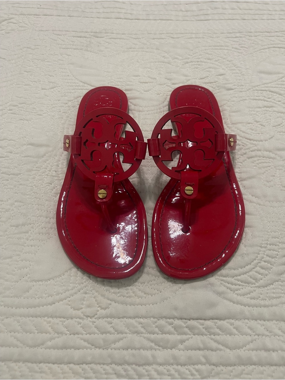 Tory Burch Patent Leather Logo Thong Sandals in Red
